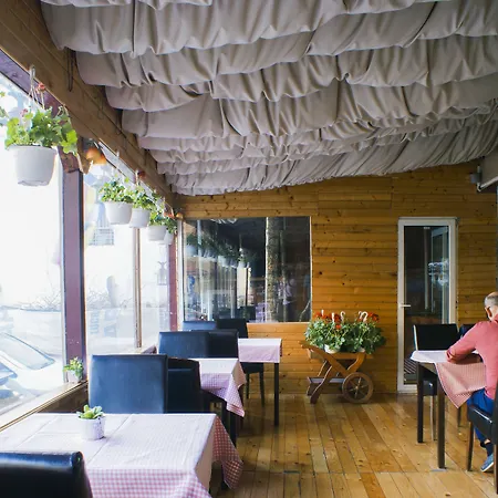 Graffiti Rooftop - Location 3* 布加勒斯特