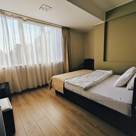 Graffiti Hotel Rooftop - Central Location