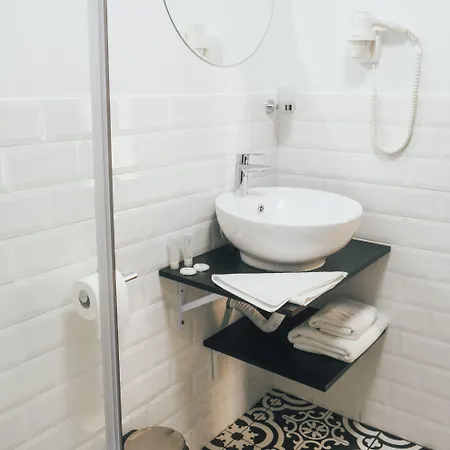 Graffiti Rooftop - Location 3* 布加勒斯特