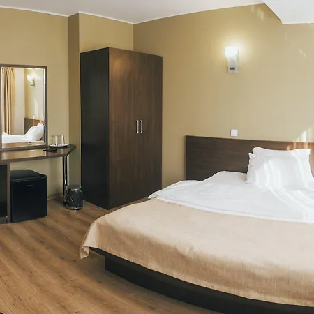 Graffiti Hotel Rooftop - Central Location 3*