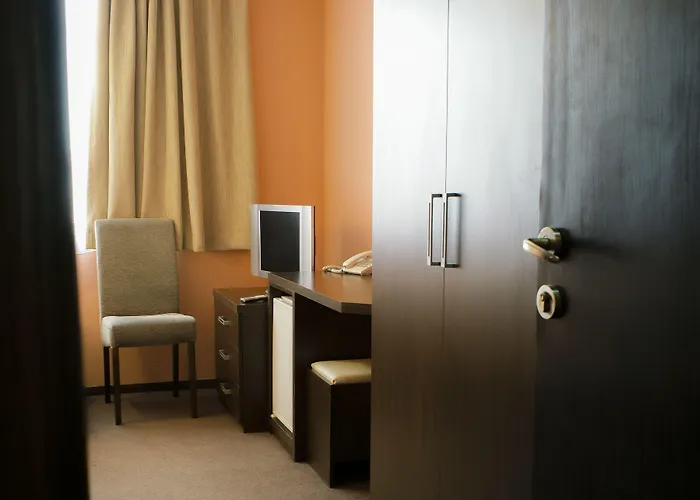 Graffiti Hotel Rooftop - Central Location 3*